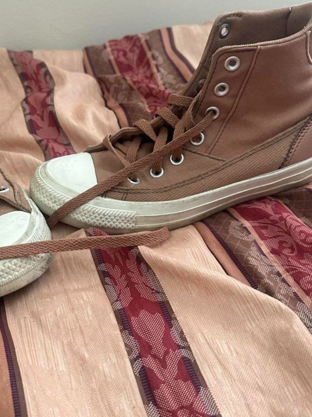 Converse High-Tops - Picture 4 of 8